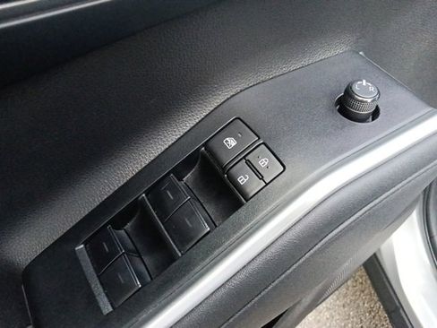 Used 2023 Toyota Highlander L image 12