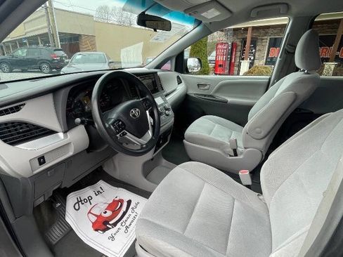 Used 2015 Toyota Sienna L image 12