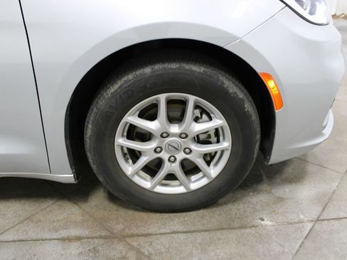 Used 2024 Chrysler Pacifica Touring-L image 39