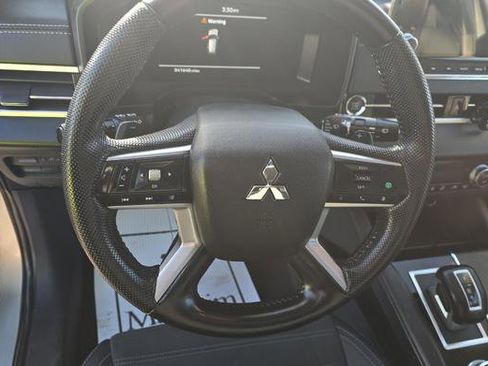 Used 2023 Mitsubishi Outlander SE image 13