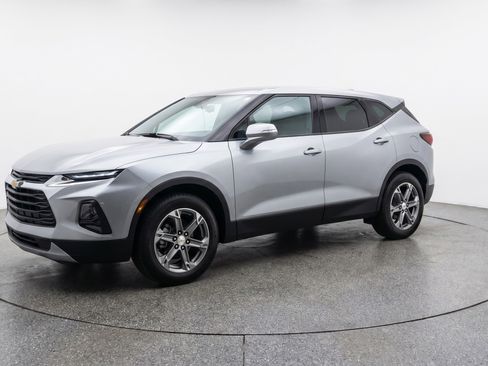 Used 2025 Chevrolet Blazer LT FWD image 3