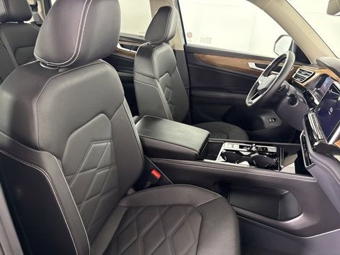 Used 2025 Volkswagen Atlas SE image 16