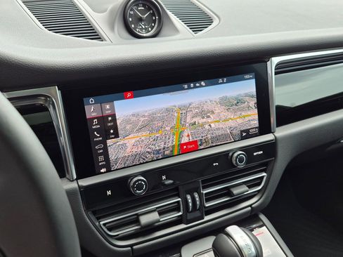 Certified 2025 Porsche Macan AWD/4WD image 15