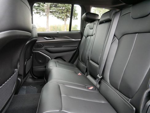 New 2025 Jeep Grand Cherokee Limited w/ Luxury Tech Group II image 10