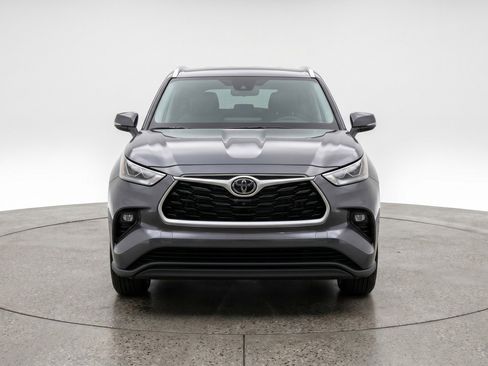 Used 2025 Toyota Highlander LE FWD image 2