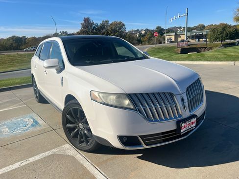 Used 2010 Lincoln MKT AWD image 4