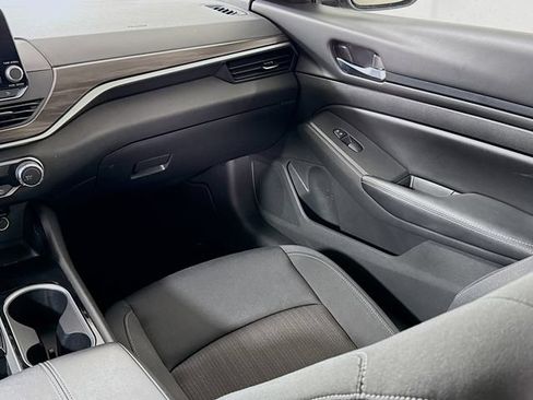 Used 2024 Nissan Altima 2.5 SV FWD image 27
