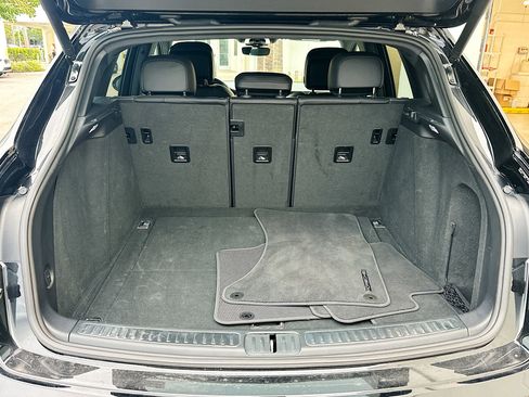 Used 2024 Porsche Macan Base image 29