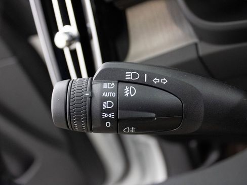 Certified 2025 Volvo XC40 B5 Plus image 30