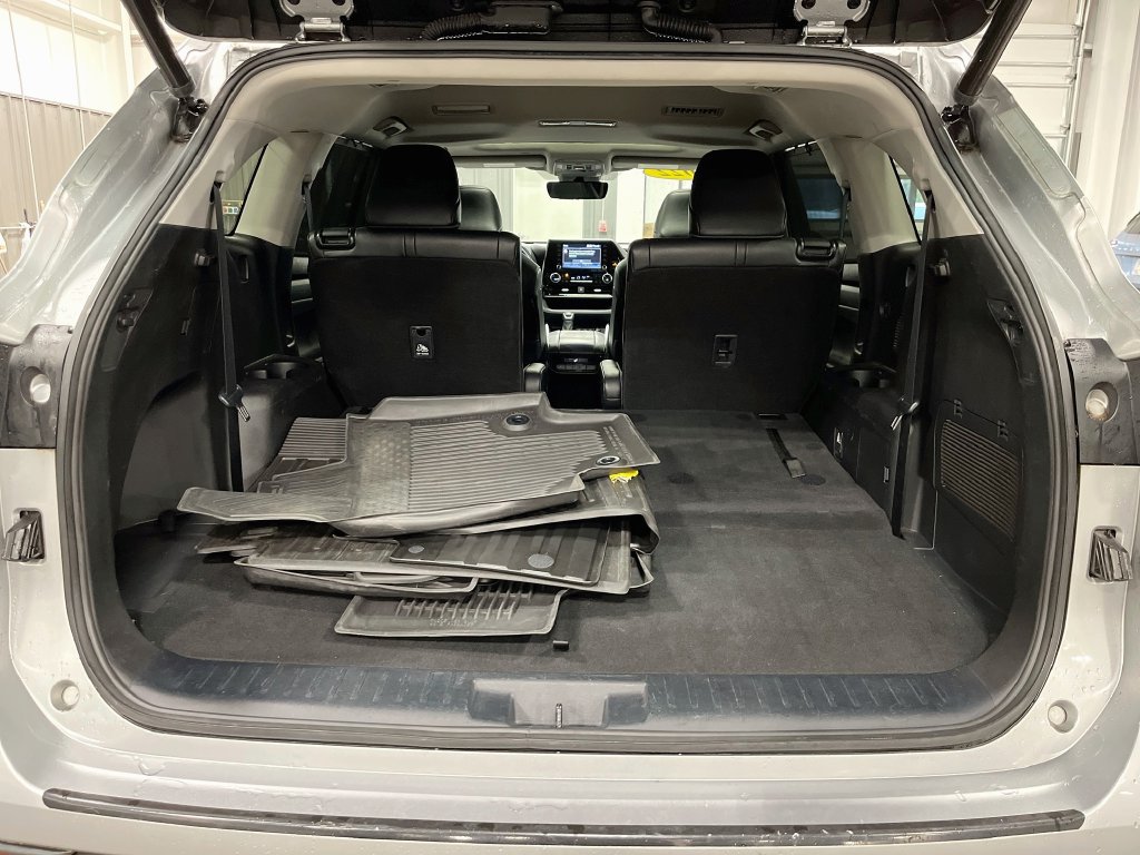 Used 2022 Toyota Highlander XLE FWD image 32