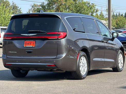Used 2023 Chrysler Pacifica Touring-L FWD image 5
