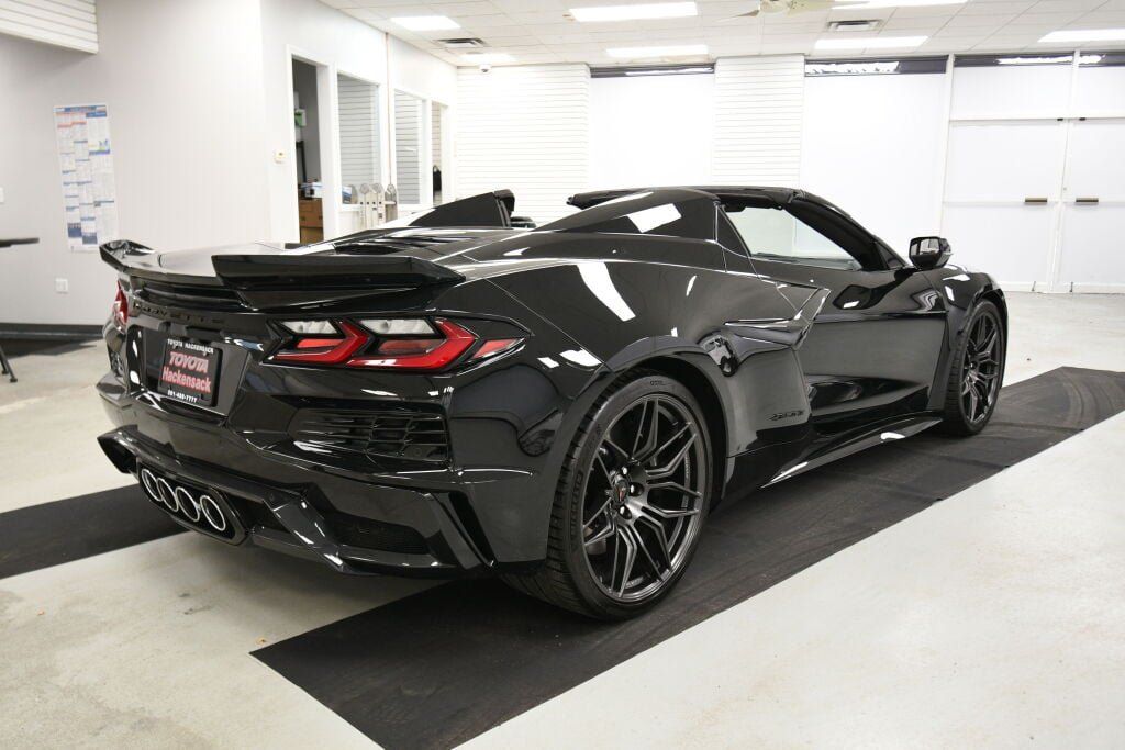 Used 2024 Chevrolet Corvette Z06 RWD image 7