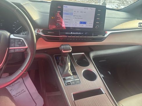 Used 2022 Toyota Sienna XLE image 14