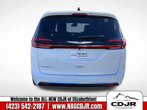 New 2026 Chrysler Pacifica Select image 4