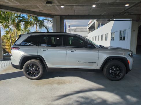 New 2026 Jeep Grand Cherokee Altitude image 4