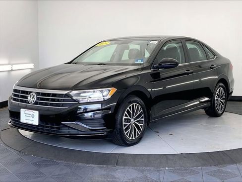 Used 2019 Volkswagen Jetta SE w/ Cold Weather Package FWD image 2
