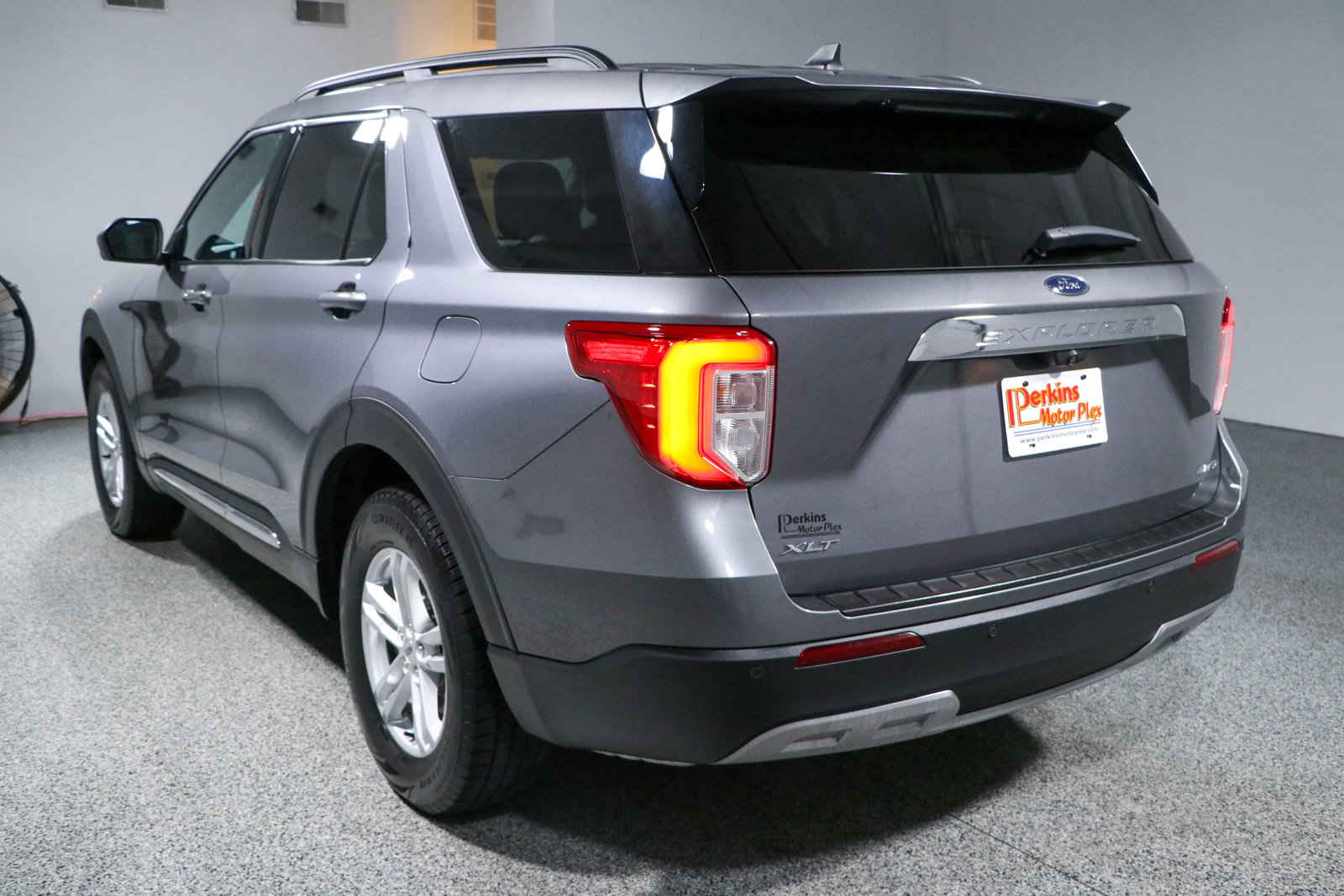 Used 2021 Ford Explorer XLT w/ Equipment Group 202A AWD/4WD image 9