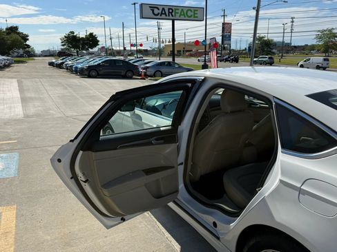Used 2017 Ford Fusion SE FWD image 19