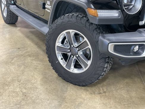 Used 2018 Jeep Wrangler Unlimited Sahara AWD/4WD image 11