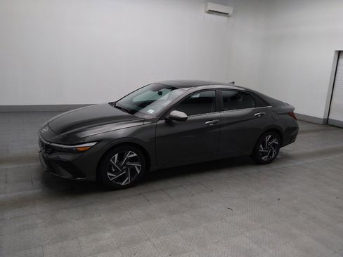 Used 2025 Hyundai Elantra SEL FWD image 2