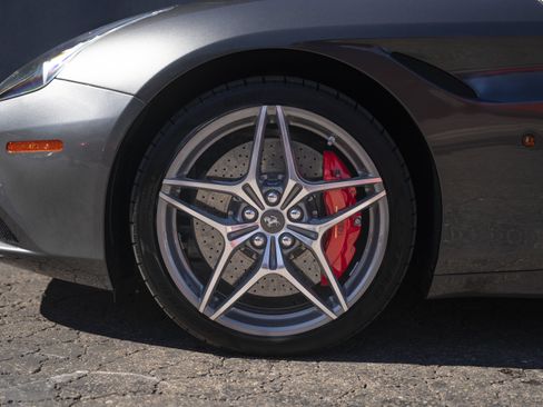 Used 2015 Ferrari California T image 15