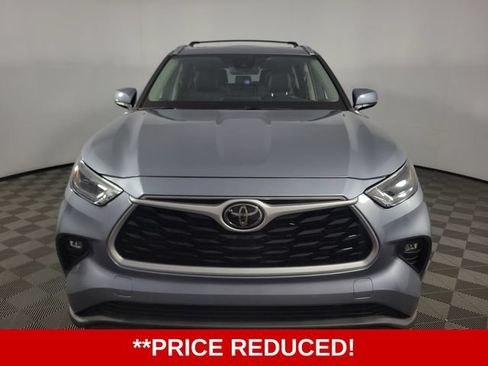 Used 2021 Toyota Highlander XLE FWD image 2