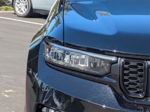 New 2025 Jeep Grand Cherokee Limited w/ Luxury Tech Group II image 9