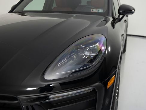 Certified 2025 Porsche Macan image 38