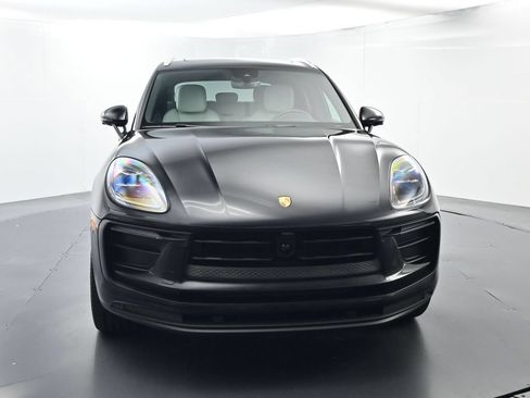Certified 2025 Porsche Macan AWD/4WD image 18