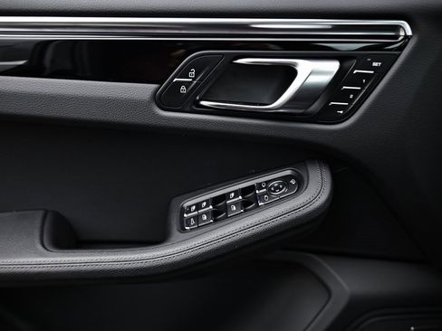 Certified 2024 Porsche Macan image 30