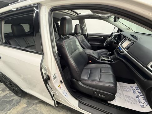 Used 2019 Toyota Highlander XLE AWD/4WD image 23