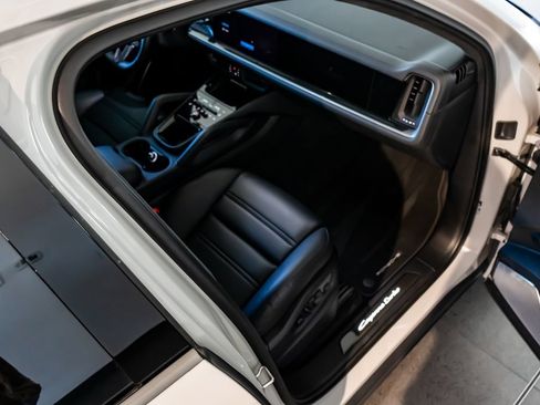 Certified 2025 Porsche Cayenne Turbo AWD/4WD image 30