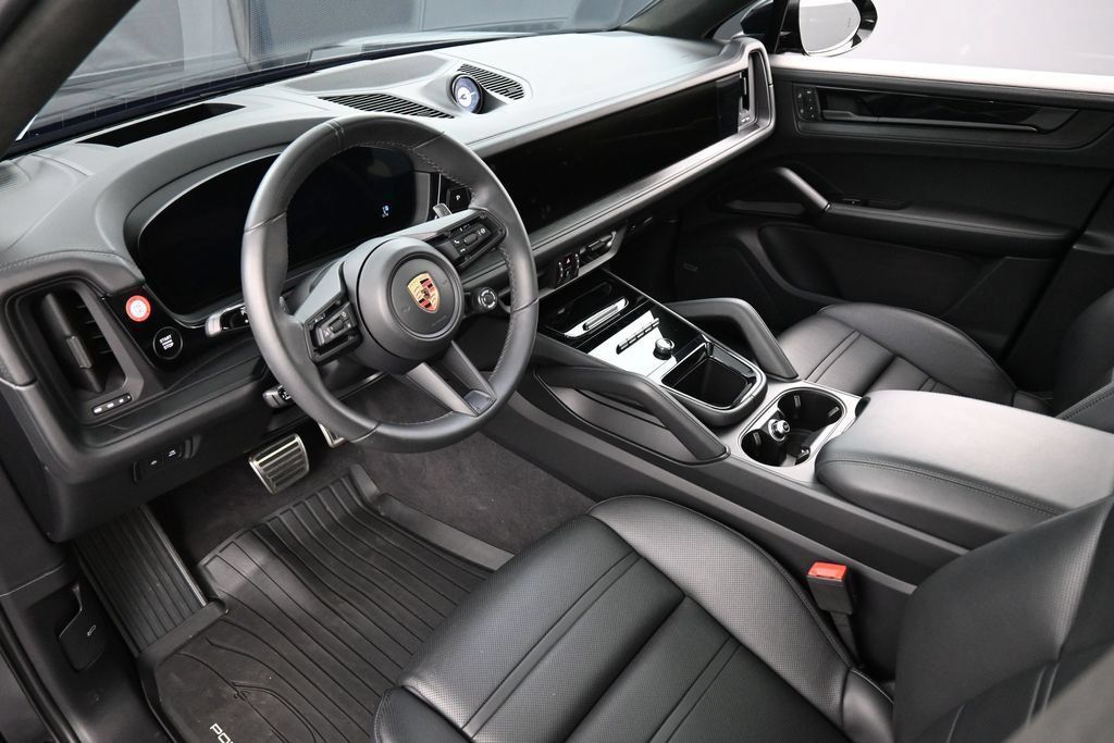 Certified 2025 Porsche Cayenne GTS AWD/4WD image 4