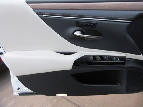 Used 2025 Lexus ES 300h w/ Premium Package image 27