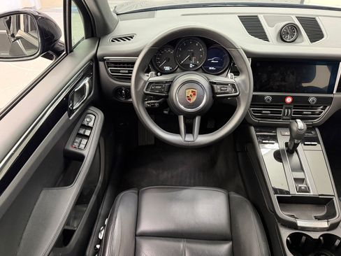 Certified 2025 Porsche Macan AWD/4WD image 17