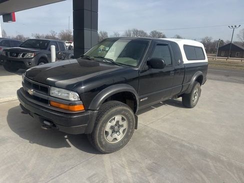 Used 2001 Chevrolet S10 Pickup LS w/ Preferred Equipment Group image 2