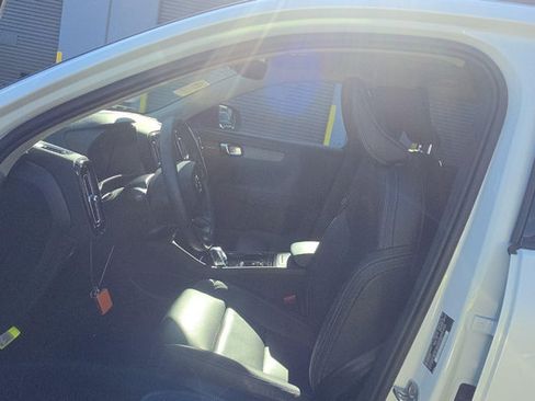 Used 2025 Volvo XC40 B5 Plus AWD/4WD image 3