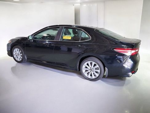 Used 2020 Toyota Camry SE image 16