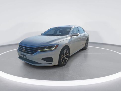 Used 2021 Volkswagen Passat 2.0T SE FWD image 4