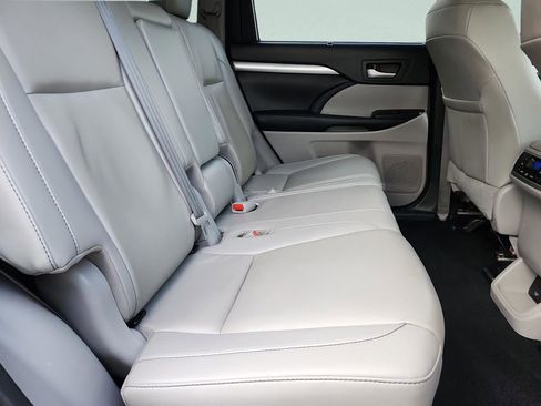 Used 2019 Toyota Highlander XLE AWD/4WD image 31