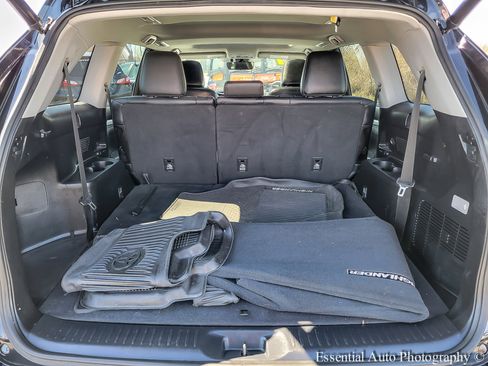 Used 2017 Toyota Highlander XLE w/ Carpet Mat Package image 30