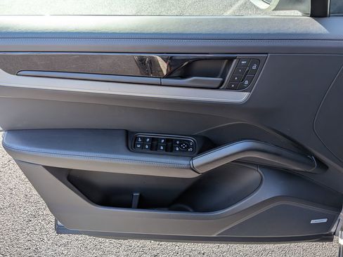 Certified 2025 Porsche Cayenne Coupe AWD/4WD image 13