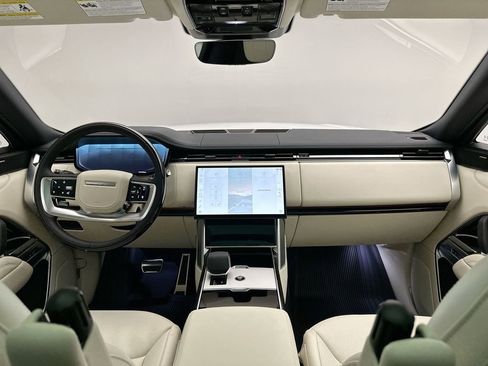 Certified 2025 Land Rover Range Rover SE image 6