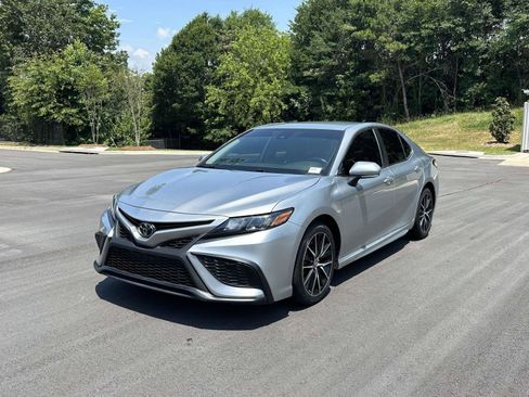 Used 2023 Toyota Camry SE FWD image 3
