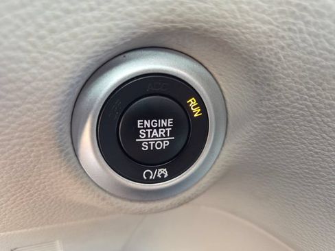 Used 2023 Chrysler Pacifica Touring-L FWD image 32