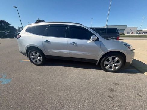 Used 2016 Chevrolet Traverse LT w/ Style and Technology Package AWD/4WD image 3