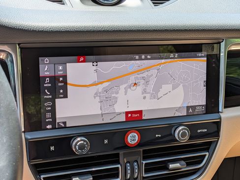 Certified 2025 Porsche Macan AWD/4WD image 16