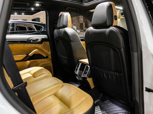 Used 2018 Porsche Cayenne S image 38