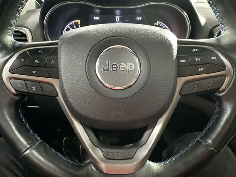 Used 2019 Jeep Grand Cherokee Laredo image 19