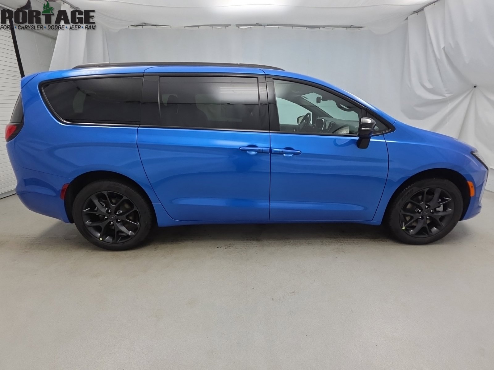 New 2027 Chrysler Pacifica Limited AWD/4WD image 8